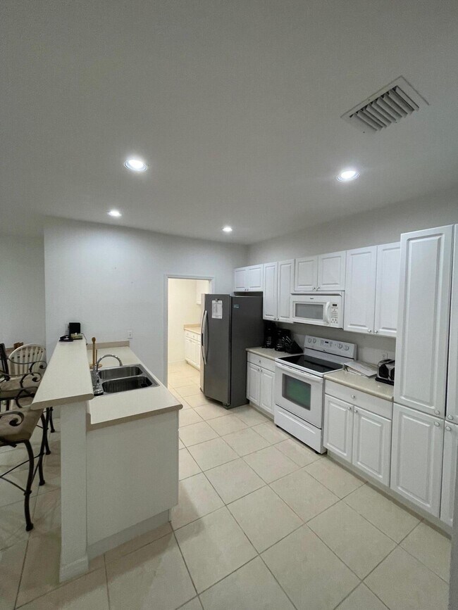 Building Photo - 1833 Pelican Dr