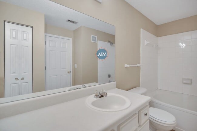 Building Photo - Beautiful Top Floor Villa in the Charming ...