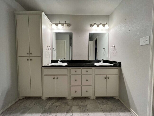 Building Photo - Southwest Lubbock Duplex in Cooper School District
