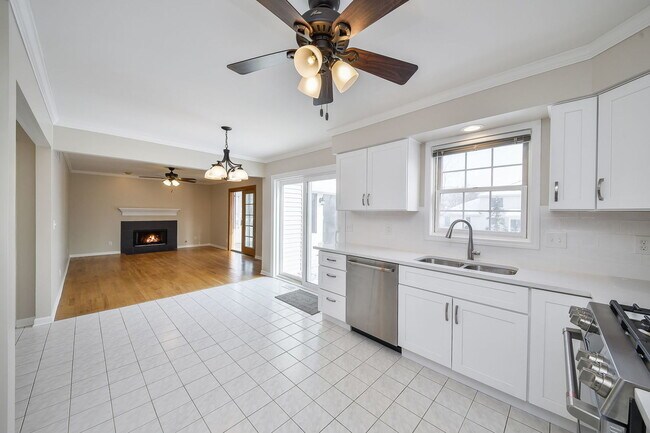 Building Photo - 389 Colonial Cir