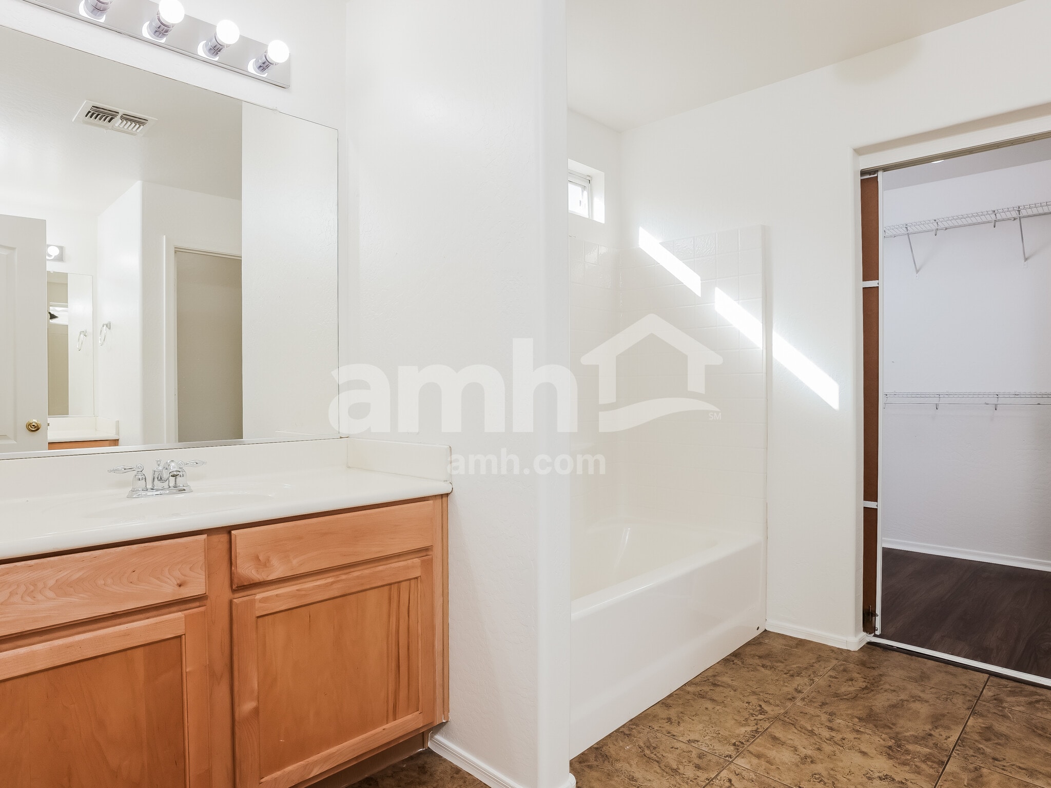 Building Photo - 10010 W Winslow Ave