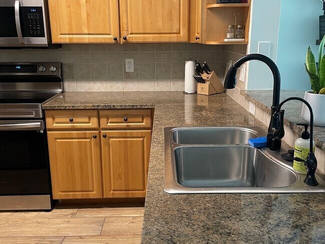 Building Photo - 2028 Alta Meadows Ln