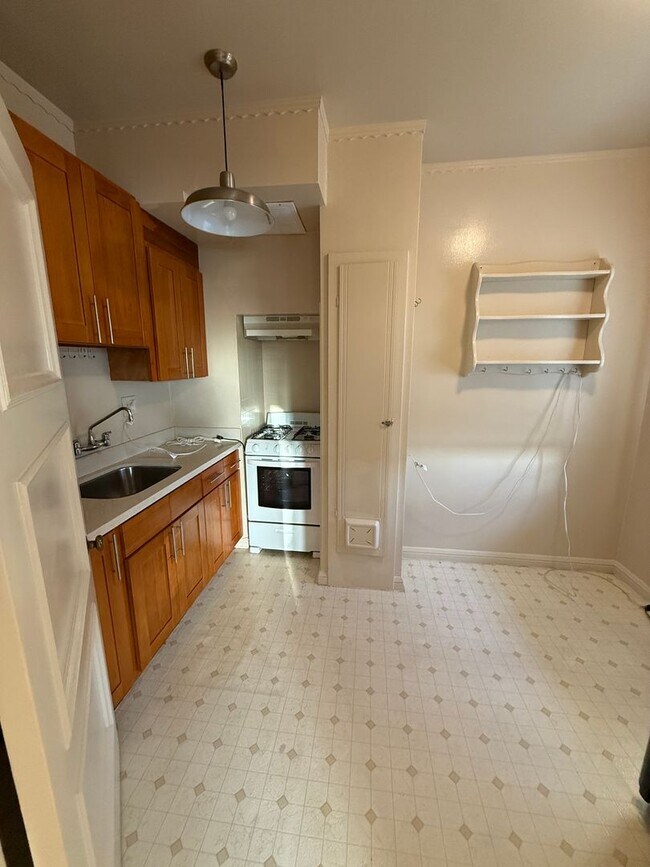 Building Photo - 700