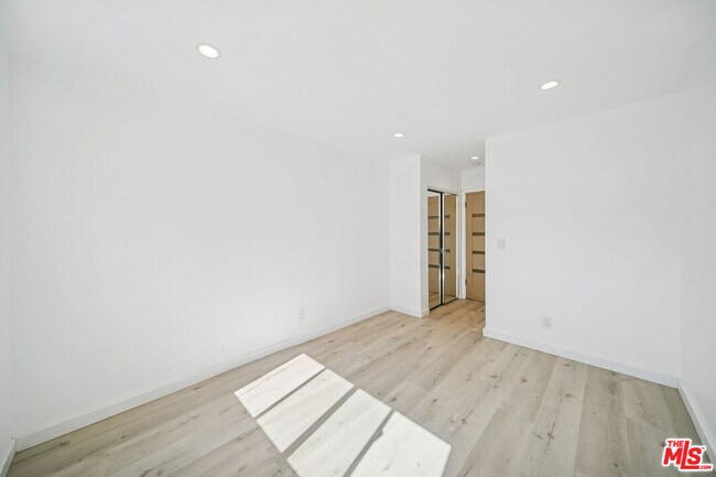 Building Photo - 252 S New Hampshire Ave