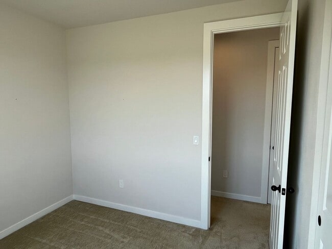 Building Photo - Modern Luxury Meets Convenience in Hillsboro