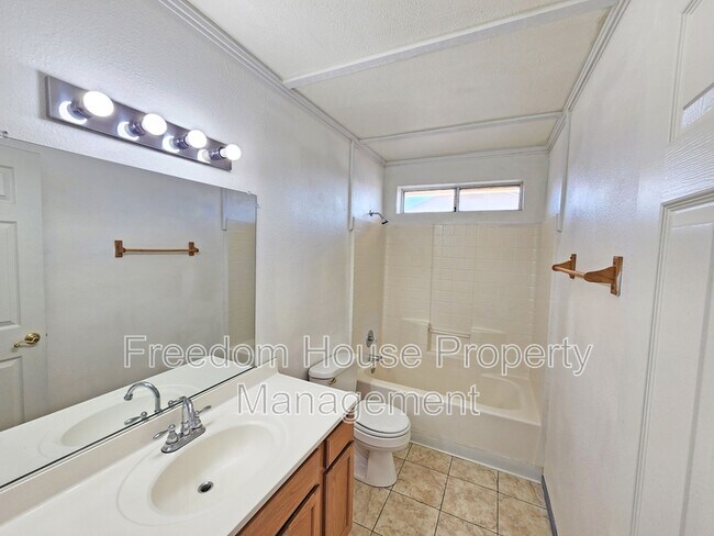Building Photo - 2321 E Calvada Blvd