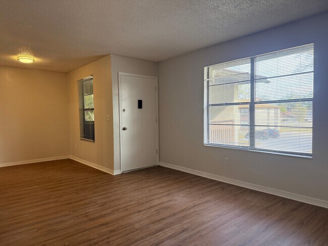 Building Photo - 460 Crabapple Ct