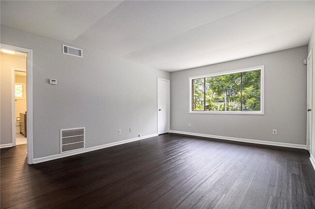 Building Photo - 2430 Coosawattee Dr NE