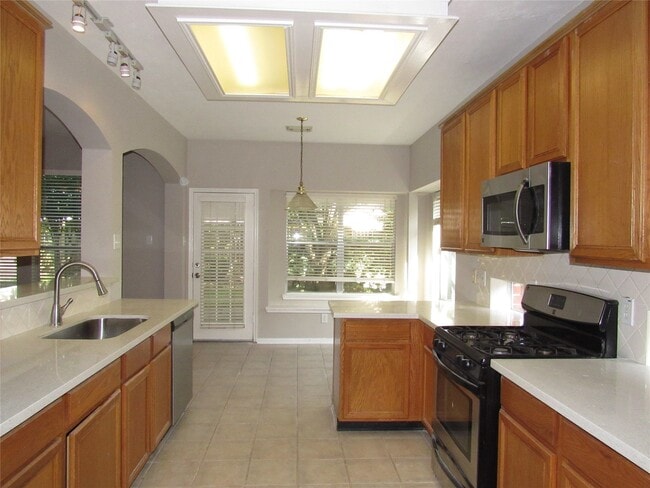 Building Photo - 3519 Englewood Dr