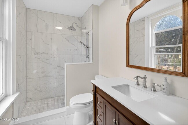 Building Photo - 194 Grand Ave