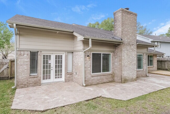 Building Photo - 15614 4 Season Dr