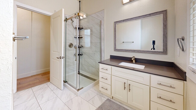 Building Photo - 644A Natoma St