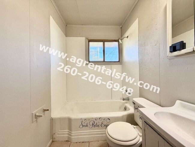 Building Photo - 2 Bedroom House