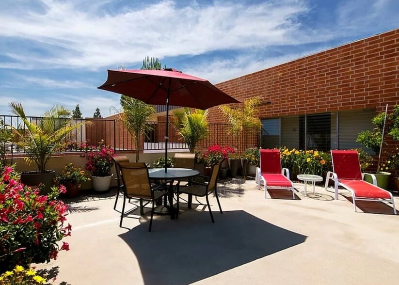 Rooftop sun deck - 11750 W Sunset Blvd