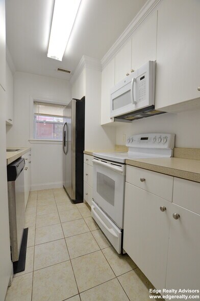 Building Photo - 128 Newton St