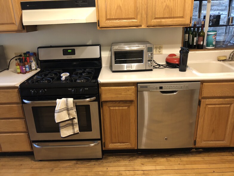 Oven and built-in Dishwasher - 2217 N Magnolia Ave
