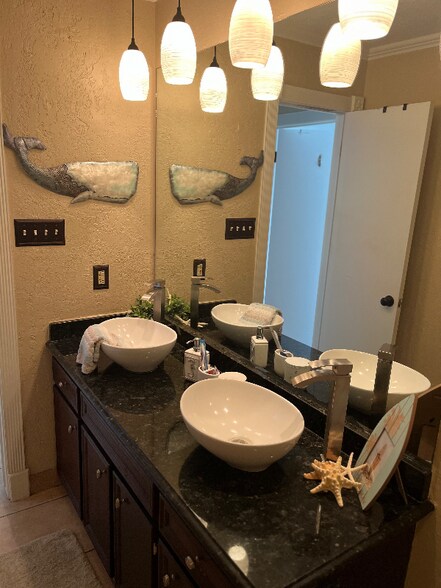 Building Photo - 5010 Chinquapin Ln