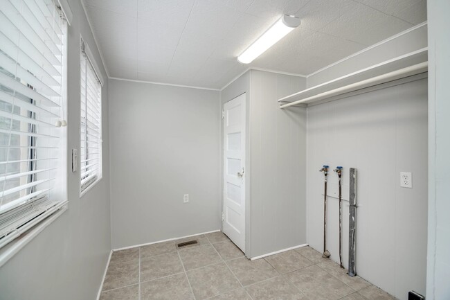 Building Photo - 1741 Oak Dr