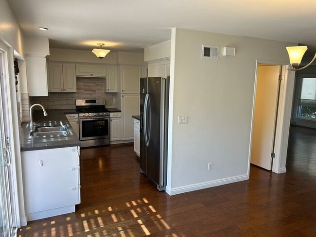 Primary Photo - FANTASTIC 3BD TOWNHOUSE FOR LEASE!