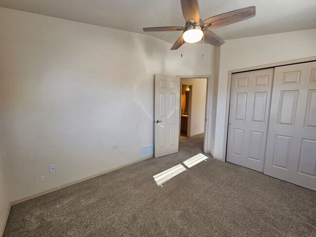 Building Photo - 3 Bed 4 bath Townhome in University Village!