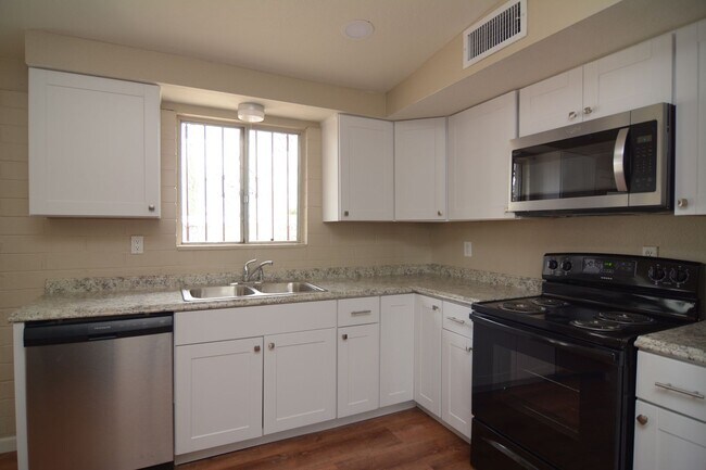 Building Photo - Charming 3 Bedroom 2 Bath Home! South Tucs...