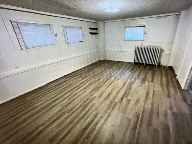 Building Photo - 518 N Van Buren St