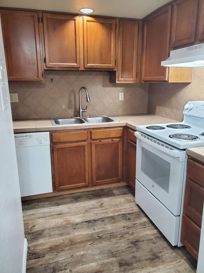 Building Photo - Townhome Style Living!
