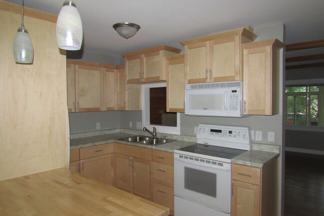 Building Photo - 6405 Alison Ln