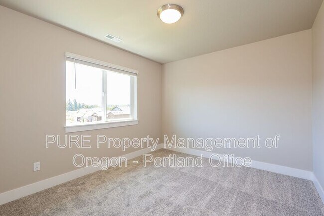 Building Photo - 504 NE Trillium Dr
