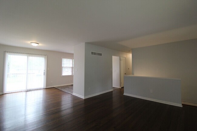 Building Photo - 3 Bedroom House in Overland Park