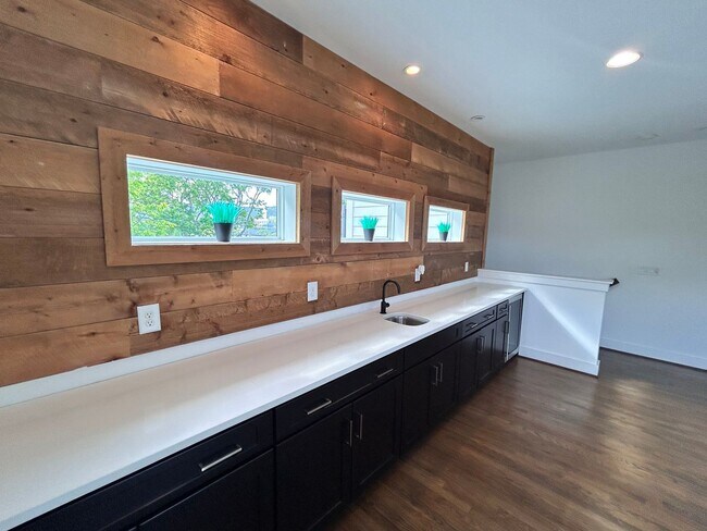 Building Photo - 913 14th Ave S