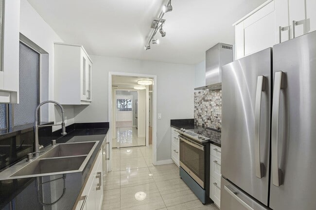 Building Photo - Hidden Gem at Saratoga Creekside – End Unit with Yard