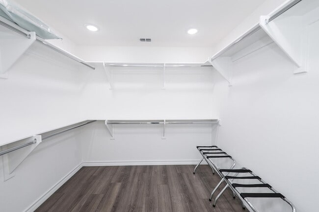 Building Photo - 9902 Bijan Dr