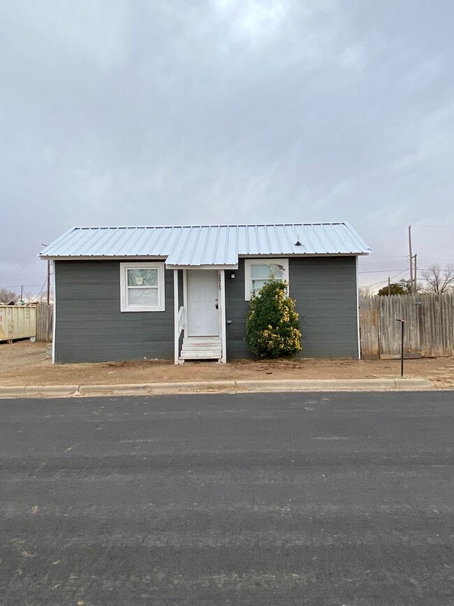 Building Photo - 1 Bed 1 Bath Home Available!