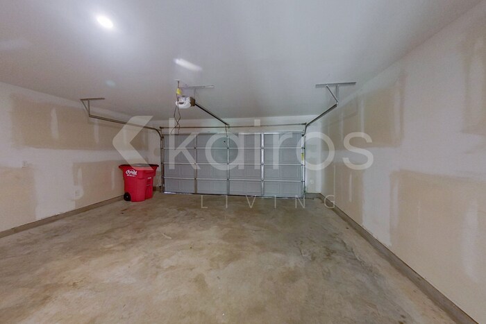 Building Photo - 248 York Ln