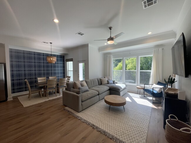 Building Photo - 1549 Alum Creek Dr