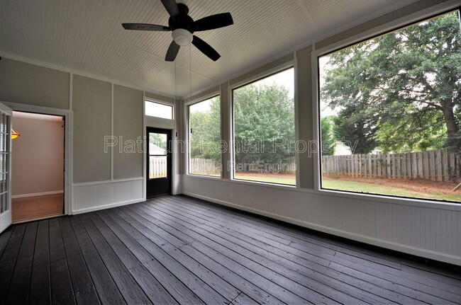 Building Photo - 11080 Crabapple Lake Dr