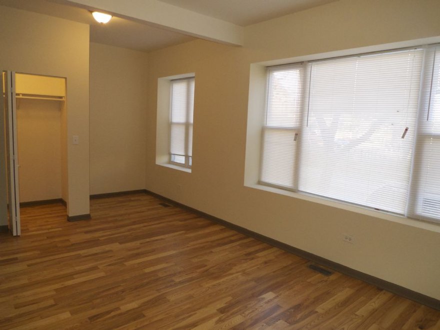 Building Photo - 1366 N Hamlin Ave