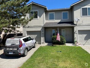 Building Photo - Very Nice 3 Bedroom 2.5 Bathroom Townhome ...