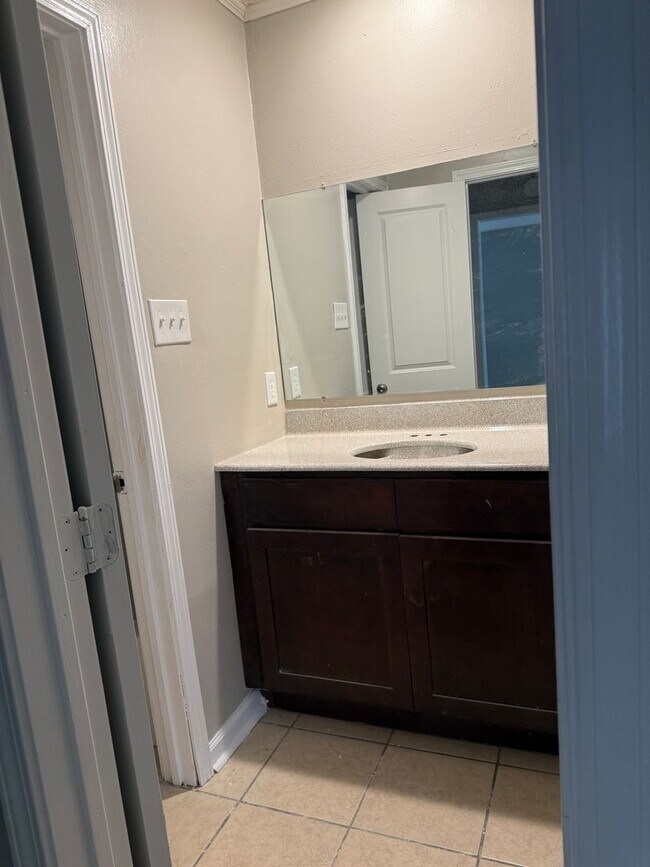 Building Photo - $550.  Move in Special!!!!