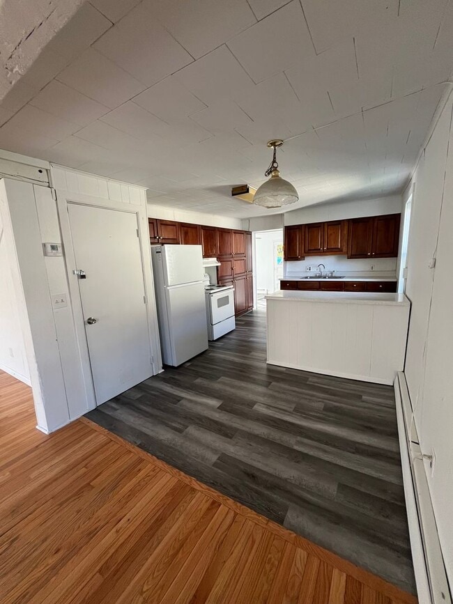 Building Photo - 3 Bedroom, 2 Bathroom Single Family Home i...