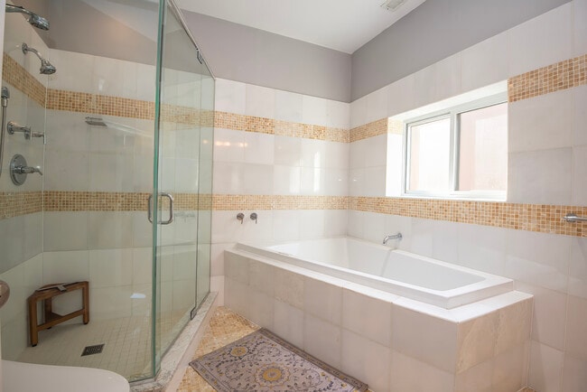 Building Photo - 1216 E Hyde Park Blvd