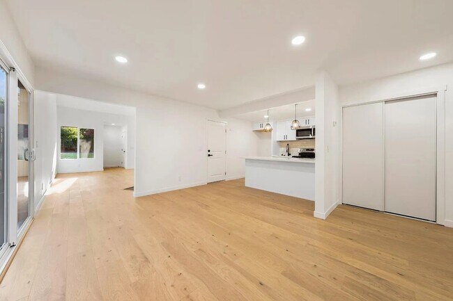 Building Photo - 5550 E Knoll Dr
