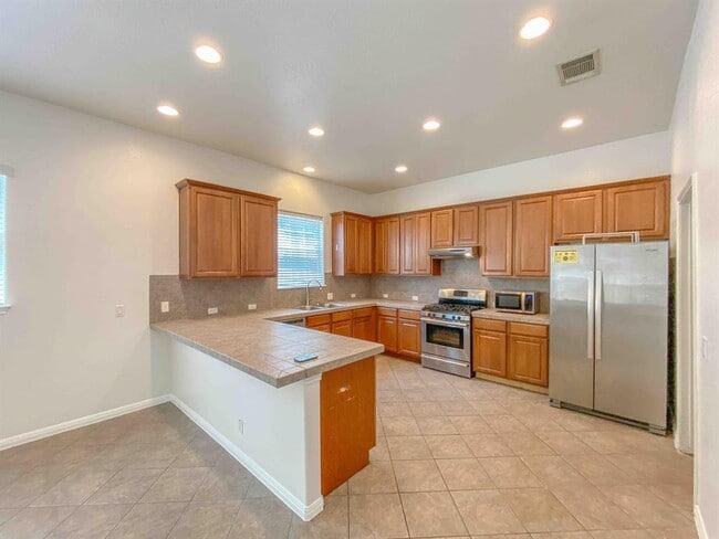 Building Photo - 609 W 37th St