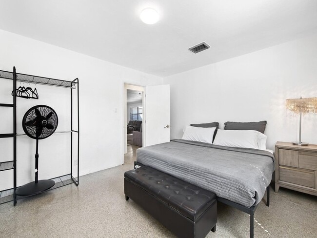 Building Photo - 413 NE 25th Ave