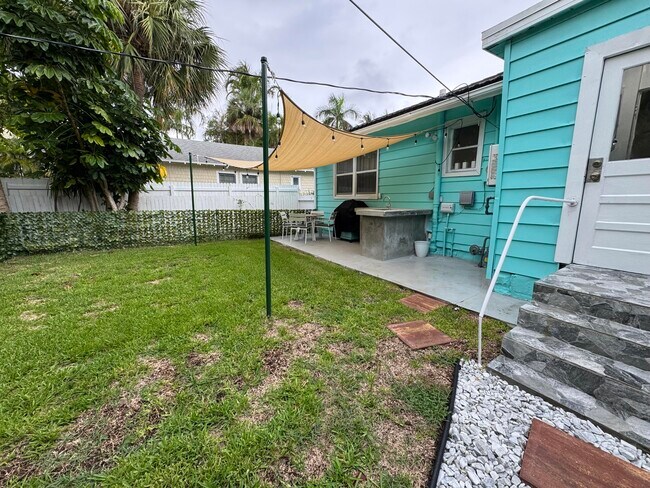 Building Photo - 305 N Lakeside Dr
