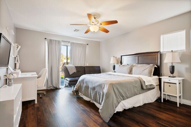 Building Photo - "Spacious 4-Bed Oasis with Outdoor Kitchen & Hardwood Elegance in North Las Vegas!"