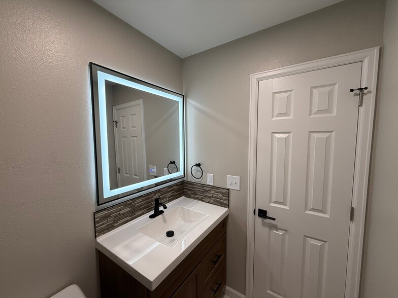 Upstairs Bathroom - 5918 Newcombe Ct