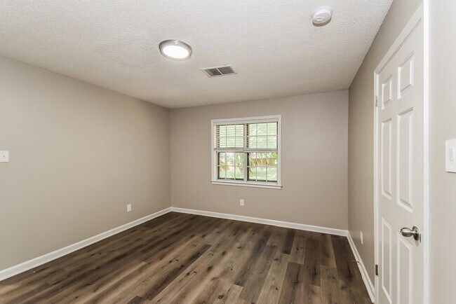 Building Photo - 3041 Delvan Cove