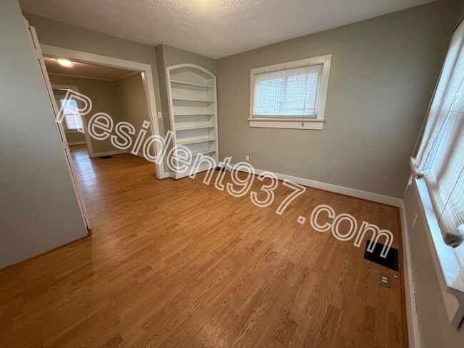 Building Photo - Spacious 3 Bed 2 bath Home